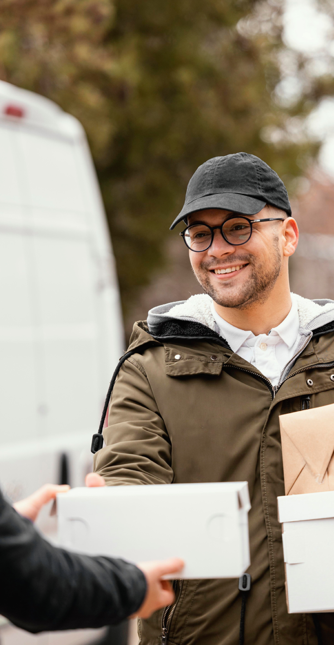 consegna di un pacco ad un cliente soddisfatto consegna di un pacco ad un cliente soddisfatto